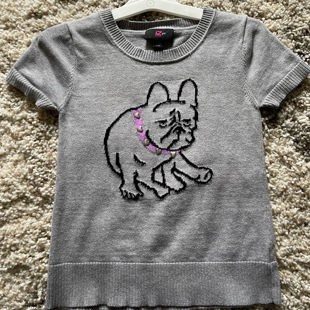 Adorable 😍 light grey sweater in beautiful condition! Cute bulldog Adorning it